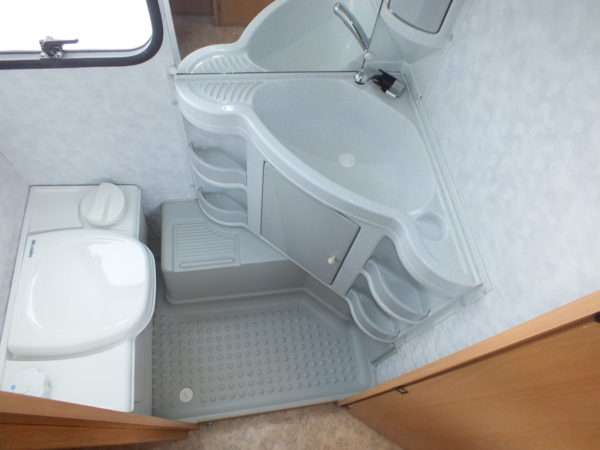 ADRIA Unica 430 DK bj.2003, LICHTGEWICHT, met STAPELBED, VOORTENT en LUIFEL - Afbeelding 17