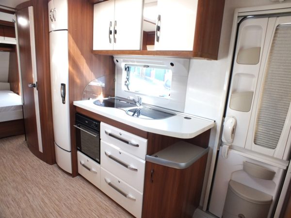 HOBBY VIP 695 UMFF bj.2015, QUEENSBED, MIDDENZIT, VOORTENT - Afbeelding 16