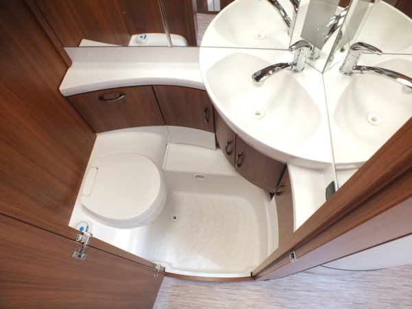 HOBBY VIP 695 UMFF bj.2015, QUEENSBED, MIDDENZIT, VOORTENT - Afbeelding 22