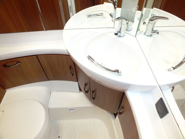 HOBBY VIP 695 UMFF bj.2015, QUEENSBED, MIDDENZIT, VOORTENT - Afbeelding 24