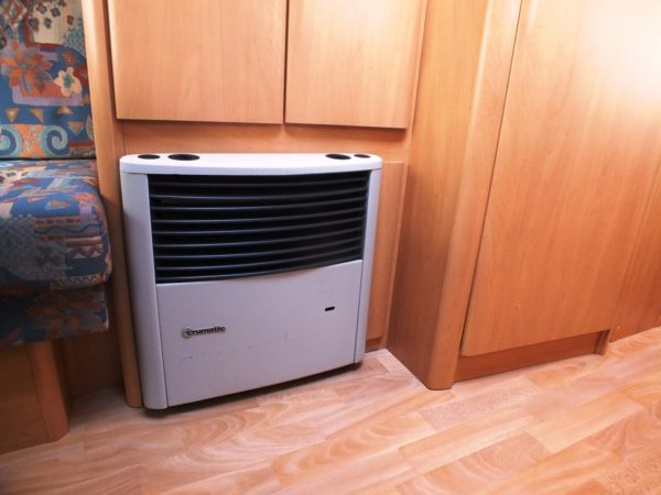 HOBBY De Luxe 450 UF bj.2000, met VAST BED, VOORTENT, BOILER - Afbeelding 21
