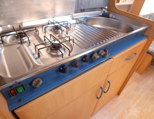 HOBBY De Luxe 450 UF bj.2000, met VAST BED, VOORTENT, BOILER - Afbeelding 14