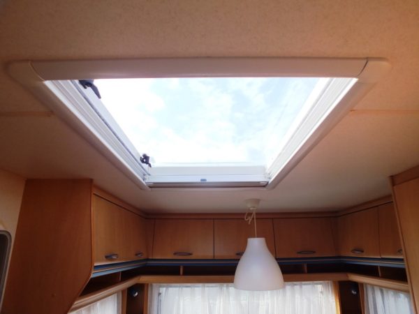 HOBBY De Luxe 450 UF bj.2000, met VAST BED, VOORTENT, BOILER - Afbeelding 22