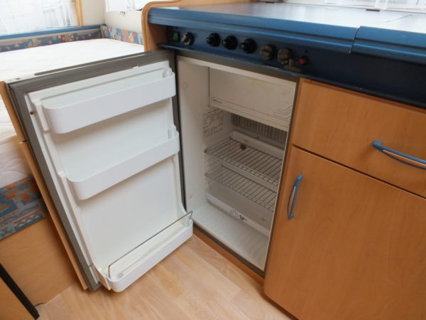 HOBBY De Luxe 450 UF bj.2000, met VAST BED, VOORTENT, BOILER - Afbeelding 16