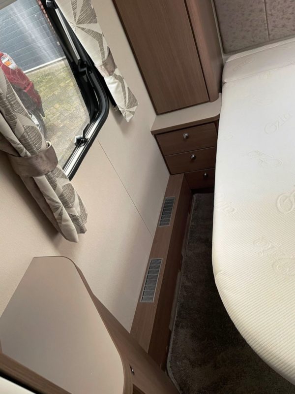 Elddis Affinity550 bj.2017 NIEUWSTAAT MET QUEENSBED en MOVER - Afbeelding 27
