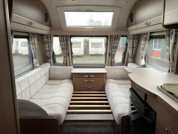 Elddis Affinity550 bj.2017 NIEUWSTAAT MET QUEENSBED en MOVER - Afbeelding 24