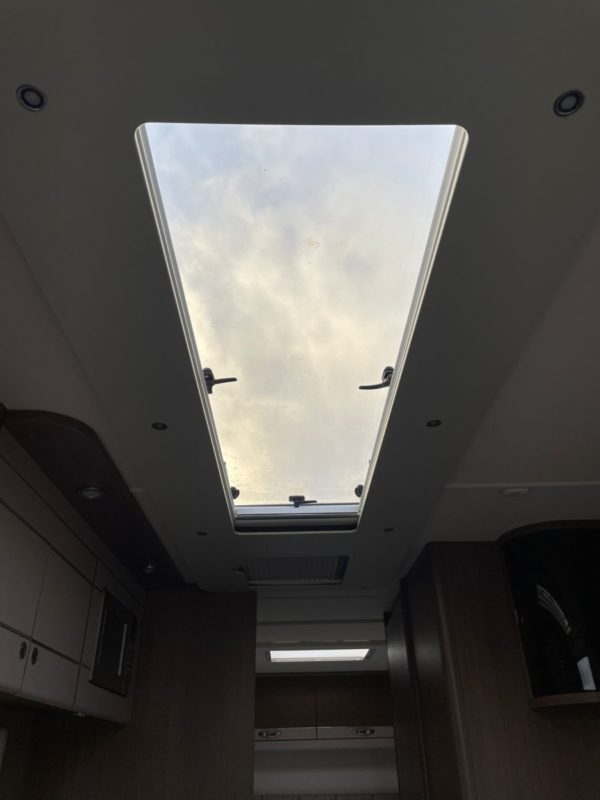 Elddis Affinity550 bj.2017 NIEUWSTAAT MET QUEENSBED en MOVER - Afbeelding 7