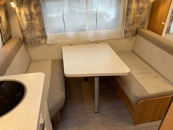 Hobby De Luxe SFE BJ.2019, Met voortent - Afbeelding 24