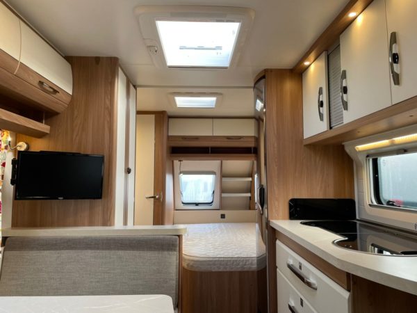 Hobby De Luxe 540 KMFE bj 2018, 6 slaapplaatsen, VOORTENT - Afbeelding 33
