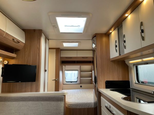 Hobby De Luxe 540 KMFE bj 2018, 6 slaapplaatsen, VOORTENT - Afbeelding 32