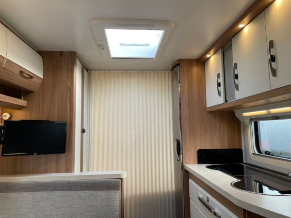 Hobby De Luxe 540 KMFE bj 2018, 6 slaapplaatsen, VOORTENT - Afbeelding 31