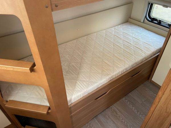 Hobby De Luxe 540 KMFE bj 2018, 6 slaapplaatsen, VOORTENT - Afbeelding 16