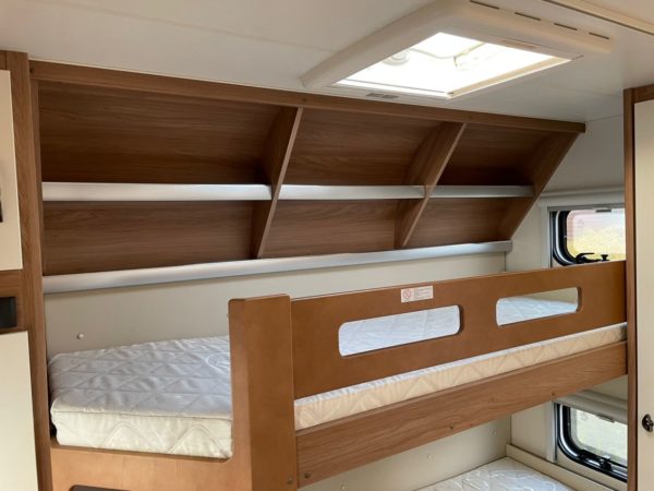 Hobby De Luxe 540 KMFE bj 2018, 6 slaapplaatsen, VOORTENT - Afbeelding 15