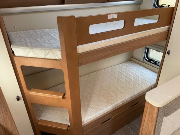 Hobby De Luxe 540 KMFE bj 2018, 6 slaapplaatsen, VOORTENT - Afbeelding 14