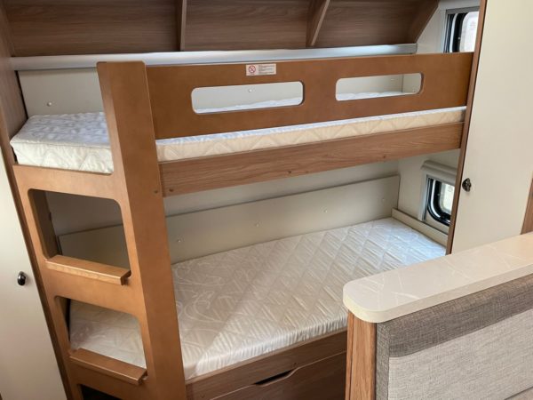 Hobby De Luxe 540 KMFE bj 2018, 6 slaapplaatsen, VOORTENT - Afbeelding 12