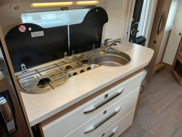 Hobby De Luxe 540 KMFE bj 2018, 6 slaapplaatsen, VOORTENT - Afbeelding 11
