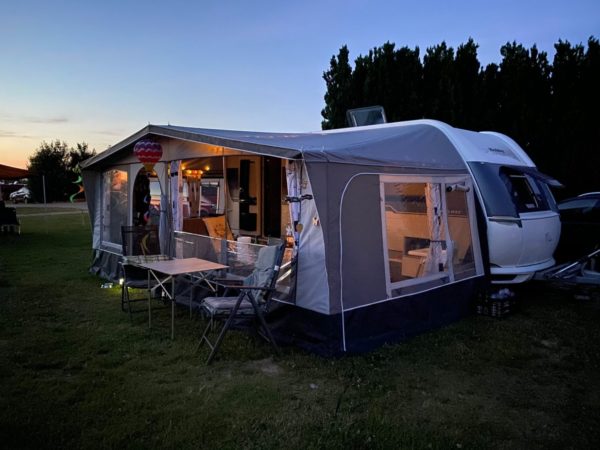 Hobby De Luxe 540 KMFE bj 2018, 6 slaapplaatsen, VOORTENT - Afbeelding 13