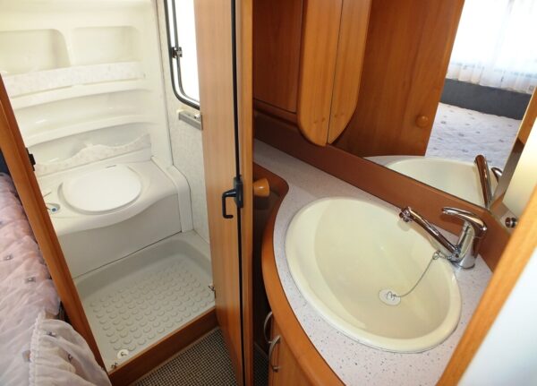HOBBY De luxe Easy 560 KMFE bj.2006, 6 slaapplaatsen - Afbeelding 24