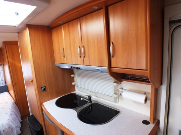 HOBBY De luxe Easy 560 KMFE bj.2006, 6 slaapplaatsen - Afbeelding 16