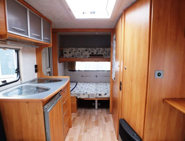 ADRIA Adora 462 UB bj.2004, 5 SLAAPPLAATSEN, met VOORTENT, DOUCHE - Afbeelding 9