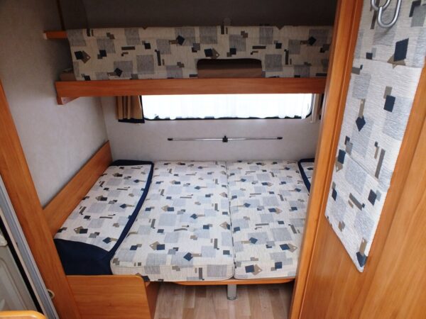 ADRIA Adora 462 UB bj.2004, 5 SLAAPPLAATSEN, met VOORTENT, DOUCHE - Afbeelding 12