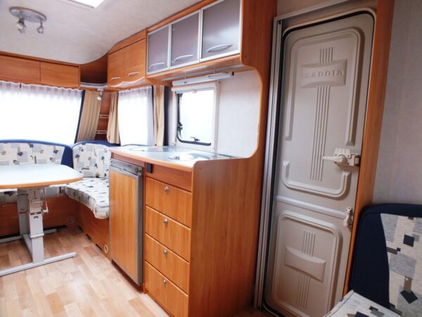 ADRIA Adora 462 UB bj.2004, 5 SLAAPPLAATSEN, met VOORTENT, DOUCHE - Afbeelding 15