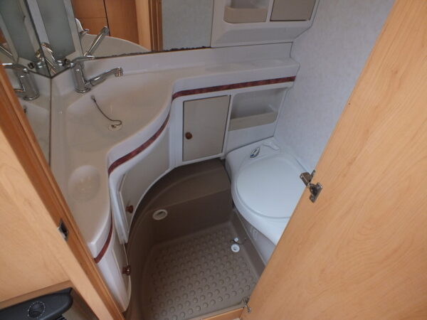 HOBBY De Luxe 540 UK bj.2007, met KINDERKAMER, VOORTENT - Afbeelding 17