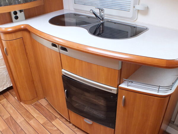 HOBBY 570 SMF bj.2007, QUEENSBED, BRAND VOORTENT - Afbeelding 11