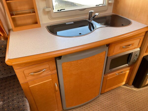 Hobby 560 UFF bj.2005 met QUEENSBED, MOVER en VOORTENT - Afbeelding 12