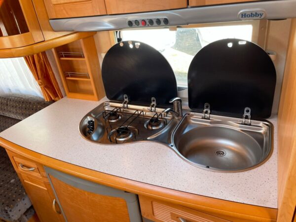 Hobby 560 UFF bj.2005 met QUEENSBED, MOVER en VOORTENT - Afbeelding 13