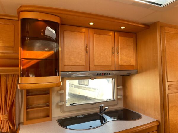 Hobby 560 UFF bj.2005 met QUEENSBED, MOVER en VOORTENT - Afbeelding 11
