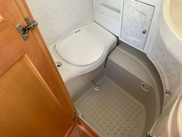 Hobby 560 UFF bj.2005 met QUEENSBED, MOVER en VOORTENT - Afbeelding 16