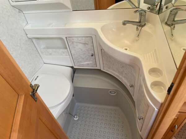 Hobby 560 UFF bj.2005 met QUEENSBED, MOVER en VOORTENT - Afbeelding 15