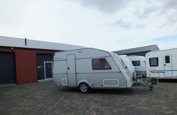 Kip Grey Line 1999 met mover, satelliet antenne en luifel