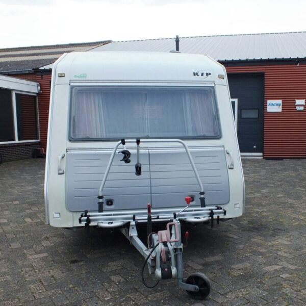Kip Grey Line 1999 met mover, satelliet antenne en luifel