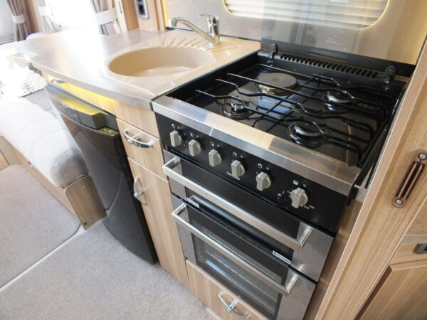 STERLING ECCLES bj.2014 NIEUWSTAAT MET QUEENSBED BOMVOL - Afbeelding 17