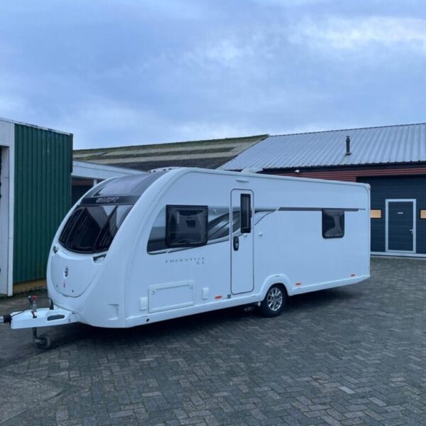 SWIFT FREESTYLE SE 54EB. bj, 2019 Met VOORTENT en MOVER
