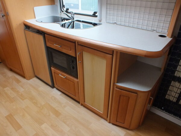 HOBBY Prestige 720 UMF, MODEL 2001, 5 SLAAPPLAATSEN - Afbeelding 21