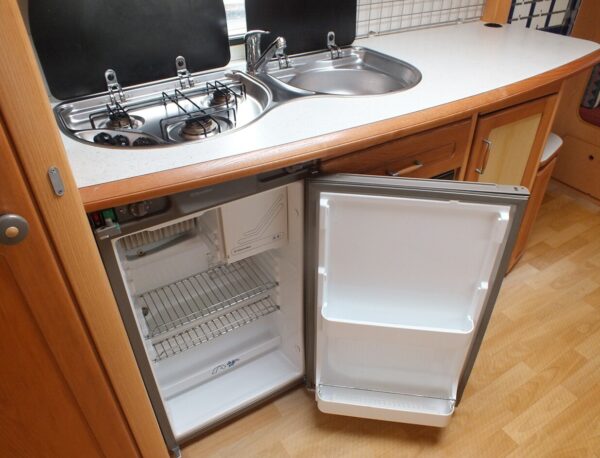 HOBBY Prestige 720 UMF, MODEL 2001, 5 SLAAPPLAATSEN - Afbeelding 23