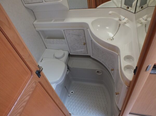HOBBY Prestige 720 UMF, MODEL 2001, 5 SLAAPPLAATSEN - Afbeelding 24