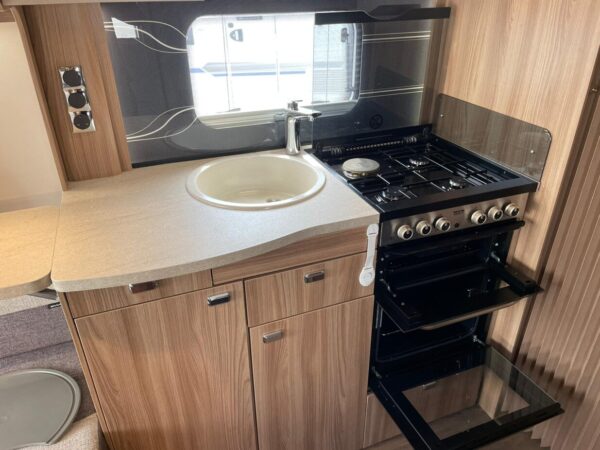 Swift Challenger 645 bj.2018 QUEENSBED,TANDEMASSER, DOUCHE - Afbeelding 30