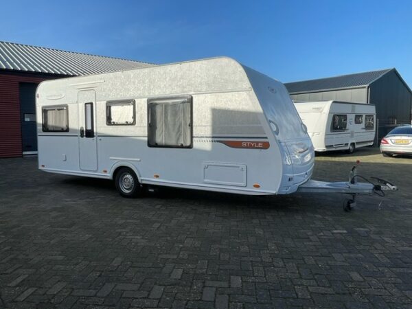 LMC Style 450D bj. 2015,MOVER NIEUWE ZAKLUIFEL EN QUEENSBED
