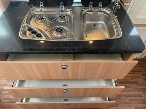 LMC Style 450D bj. 2015,MOVER NIEUWE ZAKLUIFEL EN QUEENSBED - Afbeelding 14