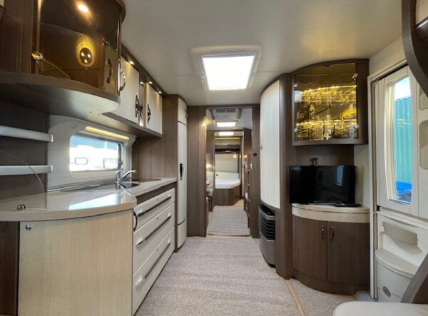 HOBBY Prestige 720 UKFE bj.2015, 7 SLAAPPLAATSEN MOVER AIRCO - Afbeelding 8