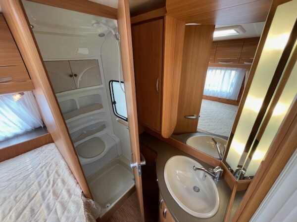 HOBBY De Luxe 560 KMFE bj.2011, KINDERKAMER, MOVER, VOORTENT - Afbeelding 20