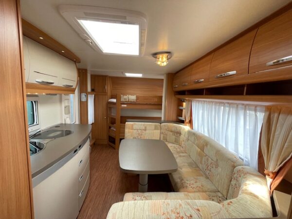 HOBBY De Luxe 560 KMFE bj.2011, KINDERKAMER, MOVER, VOORTENT - Afbeelding 8