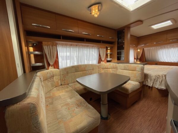 HOBBY De Luxe 560 KMFE bj.2011, KINDERKAMER, MOVER, VOORTENT - Afbeelding 10