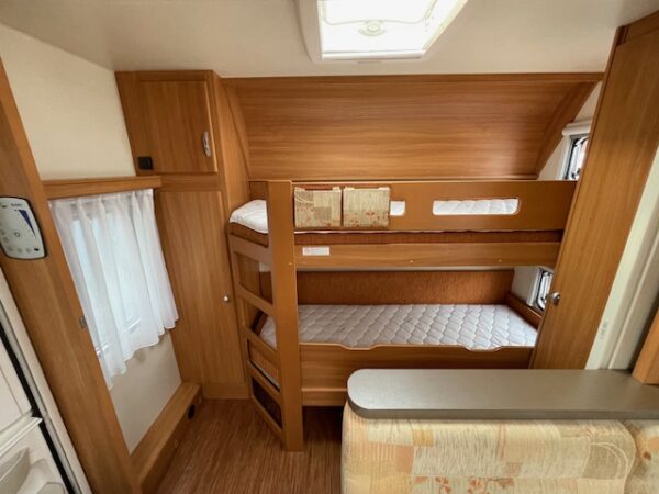 HOBBY De Luxe 560 KMFE bj.2011, KINDERKAMER, MOVER, VOORTENT - Afbeelding 11