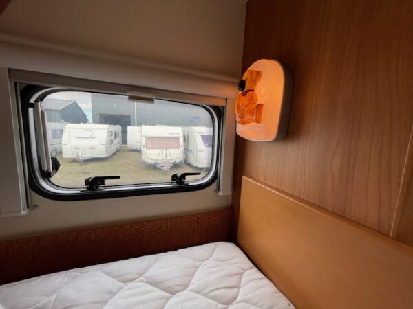 HOBBY De Luxe 560 KMFE bj.2011, KINDERKAMER, MOVER, VOORTENT - Afbeelding 28