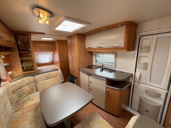 HOBBY De Luxe 560 KMFE bj.2011, KINDERKAMER, MOVER, VOORTENT - Afbeelding 14